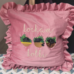 poduszka z haftem trzy kotki